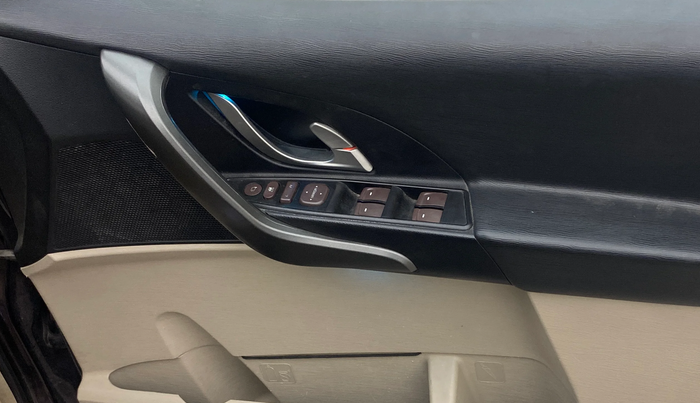 2016 Mahindra XUV500 W10, Diesel, Manual, 69,315 km, Driver Side Door Panels Control