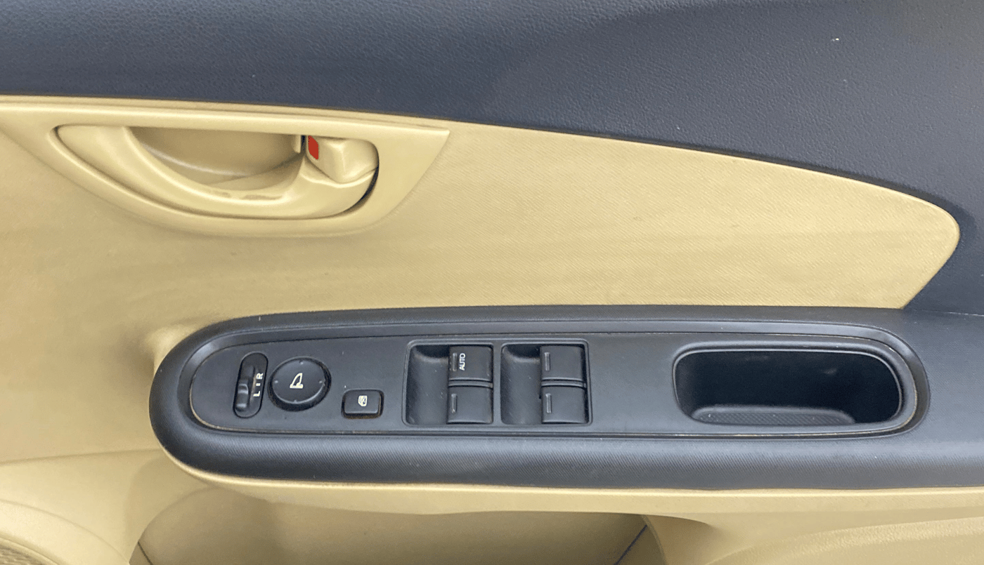 2014 Honda Mobilio 1.5L I-VTEC V, Petrol, Manual, 30,402 km, Driver Side Door Panels Control