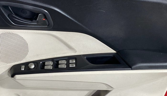 2020 Mahindra XUV300 W6 1.2 PETROL, Petrol, Manual, 33,270 km, Driver Side Door Panels Control