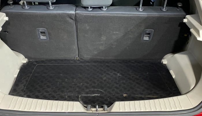 2020 Mahindra XUV300 W6 1.2 PETROL, Petrol, Manual, 33,270 km, Boot Inside