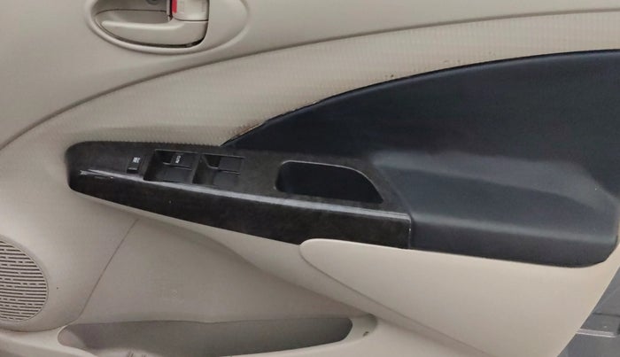 2016 Toyota Etios Liva VX, Petrol, Manual, 72,454 km, Driver Side Door Panels Control