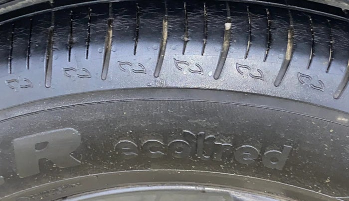 2022 Mahindra XUV700 AX 5 P AT 5 STR, Petrol, Automatic, 32,275 km, Right Rear Tyre Tread