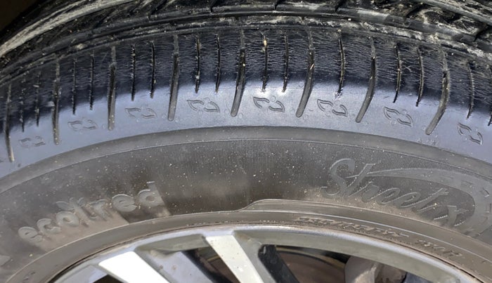 2022 Mahindra XUV700 AX 5 P AT 5 STR, Petrol, Automatic, 32,275 km, Right Front Tyre Tread