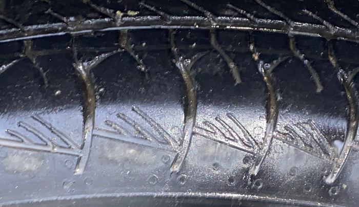 2022 Maruti Grand Vitara ALPHA SMART HYBRID ALLGRIP DUAL TONE, Petrol, Manual, 46,462 km, Right Rear Tyre Tread