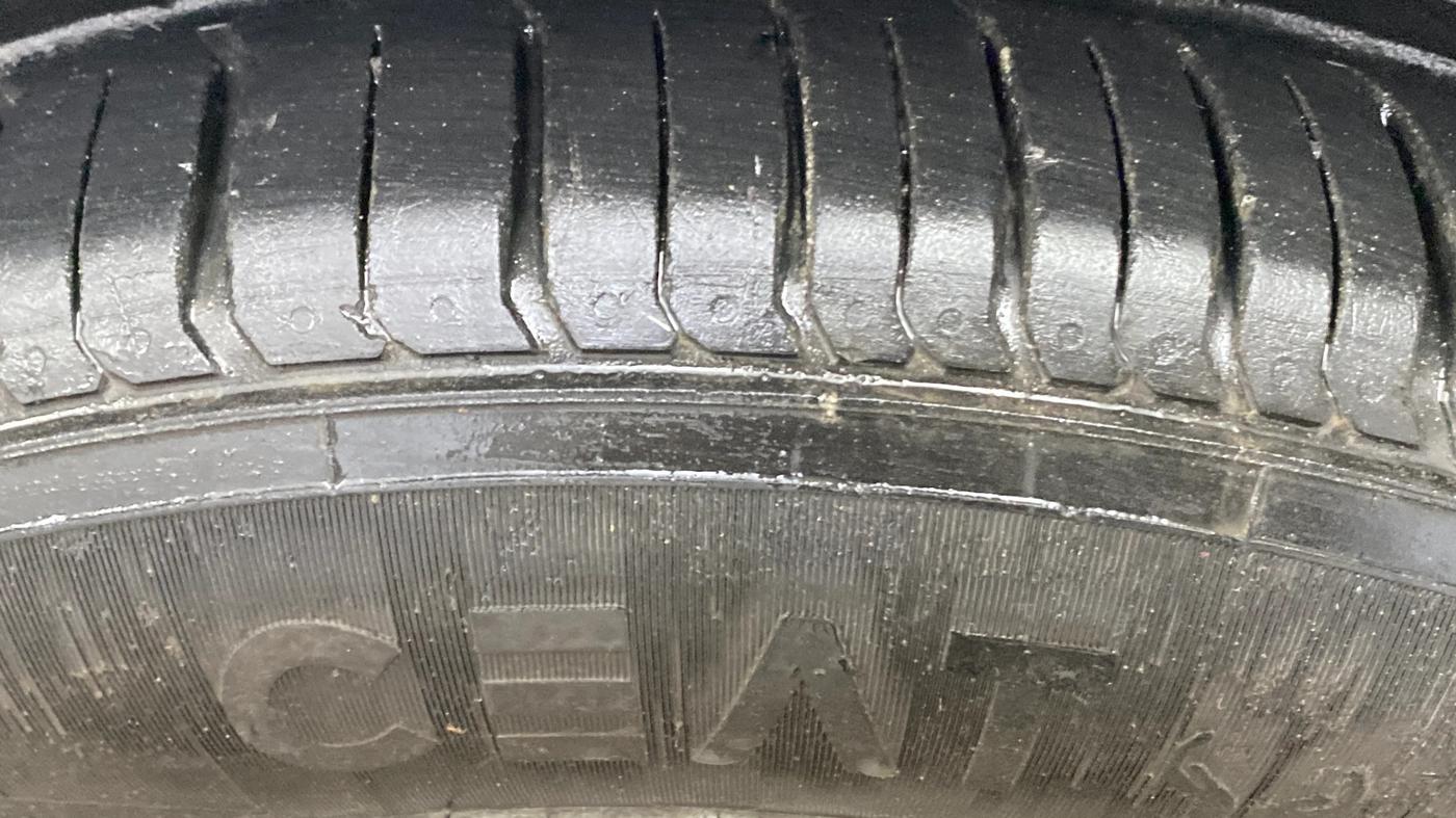 2014 Maruti Ertiga ZXI, Petrol, Manual, 54,164 km, Left Rear Tyre Tread