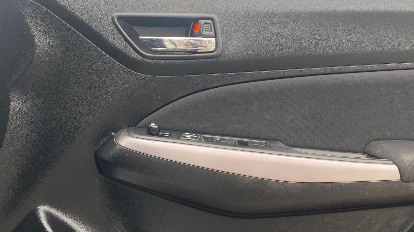 2024 Maruti Swift ZXI, Petrol, Manual, 59,255 km, Driver Side Door Panels Control
