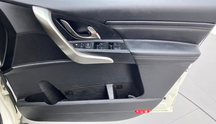 2021 Mahindra XUV500 W11 AT, Diesel, Automatic, 14,135 km, Driver Side Door Panels Control