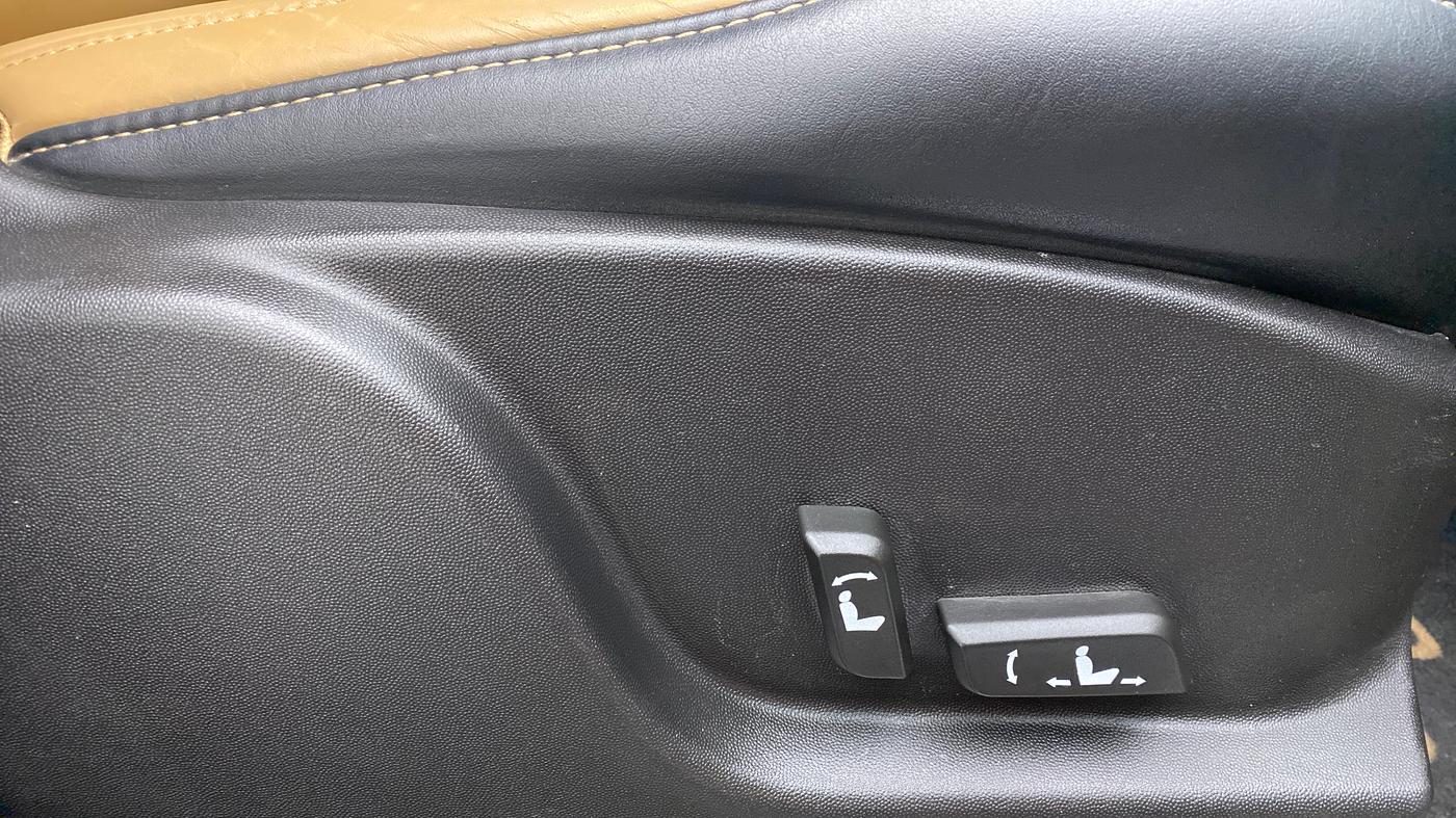 2021 Mahindra XUV500 W11 AT, Diesel, Automatic, 14,135 km, Driver Side Adjustment Panel