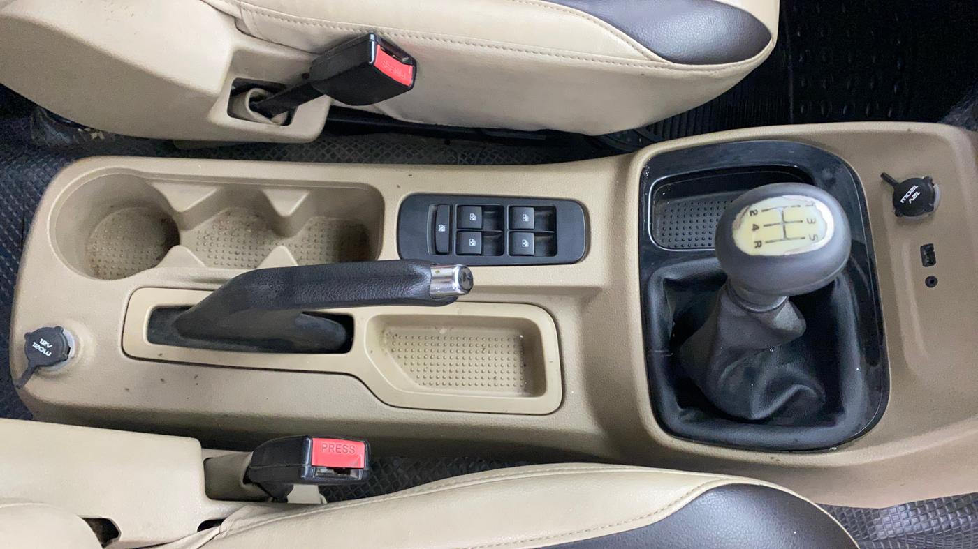 2016 Mahindra TUV300 T8, Diesel, Manual, 92,303 km, Gear Lever