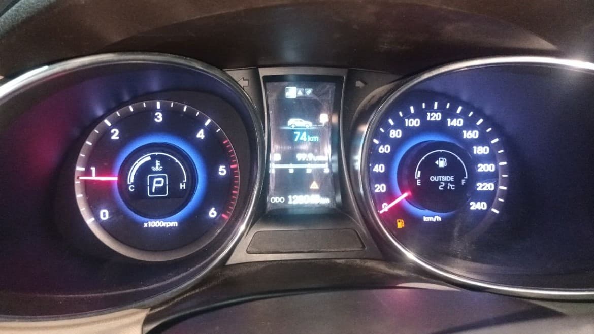 2015 Hyundai Santa Fe 4 WD AT, Diesel, Automatic, 1,28,045 km, Odometer Image
