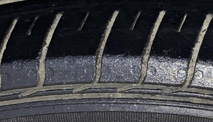 2015 Maruti Ciaz ZXI, Petrol, Manual, 96,632 km, Left Rear Tyre Tread