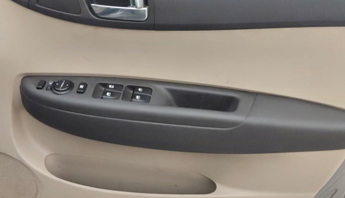 2013 Hyundai i20 MAGNA 1.2, Petrol, Manual, 74,070 km, Driver Side Door Panels Control