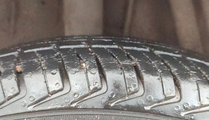 2019 Renault Kwid RXT 1.0 AMT (O), Petrol, Automatic, 31,016 km, Right Rear Tyre Tread