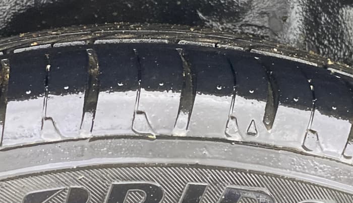 2015 Toyota Corolla Altis VL CVT PETROL, Petrol, Automatic, 1,38,199 km, Right Rear Tyre Tread