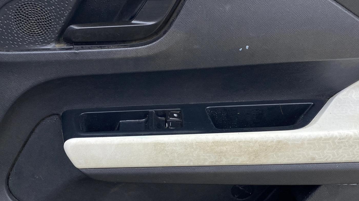 2023 Tata PUNCH PURE MT, Petrol, Manual, 38,464 km, Driver Side Door Panels Control