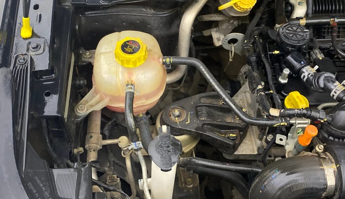 2022 Mahindra XUV300 W4 1.2 PETROL, Petrol, Manual, 38,721 km, Engine View - Right