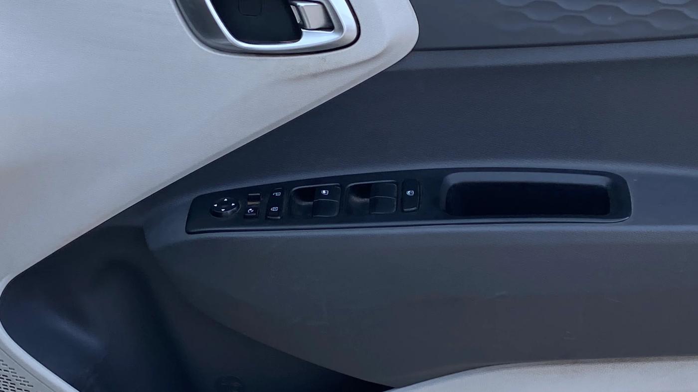 2020 Hyundai AURA SX PLUS 1.2 AMT, CNG, Automatic, 1,03,708 km, Driver Side Door Panels Control