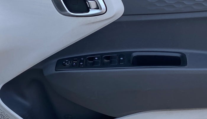 2020 Hyundai AURA SX PLUS 1.2 AMT, CNG, Automatic, 1,03,686 km, Driver Side Door Panels Control