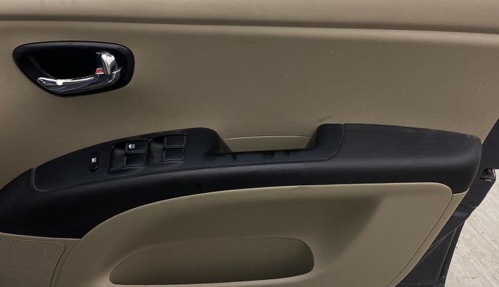 2014 Hyundai i10 SPORTZ 1.1, Petrol, Manual, 30,245 km, Driver Side Door Panels Control