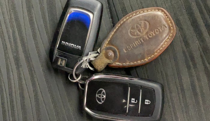 2022 Toyota Innova Crysta 2.7 VX 7 STR, Petrol, Manual, 60,927 km, Key Close Up