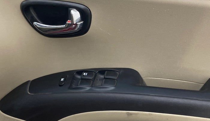 2016 Hyundai i10 SPORTZ 1.1, Petrol, Manual, 43,144 km, Driver Side Door Panels Control