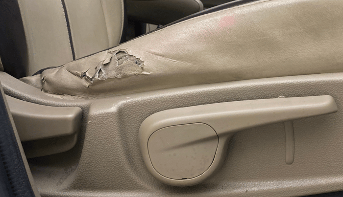 2018 Mahindra TUV300 T8, Diesel, Manual, 1,16,362 km, Driver Side Adjustment Panel
