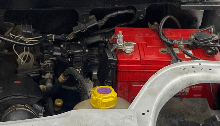2018 Mahindra TUV300 T8, Diesel, Manual, 1,16,362 km, Engine View - Left
