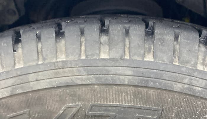 2018 Mahindra TUV300 T8, Diesel, Manual, 1,16,362 km, Left Front Tyre Tread