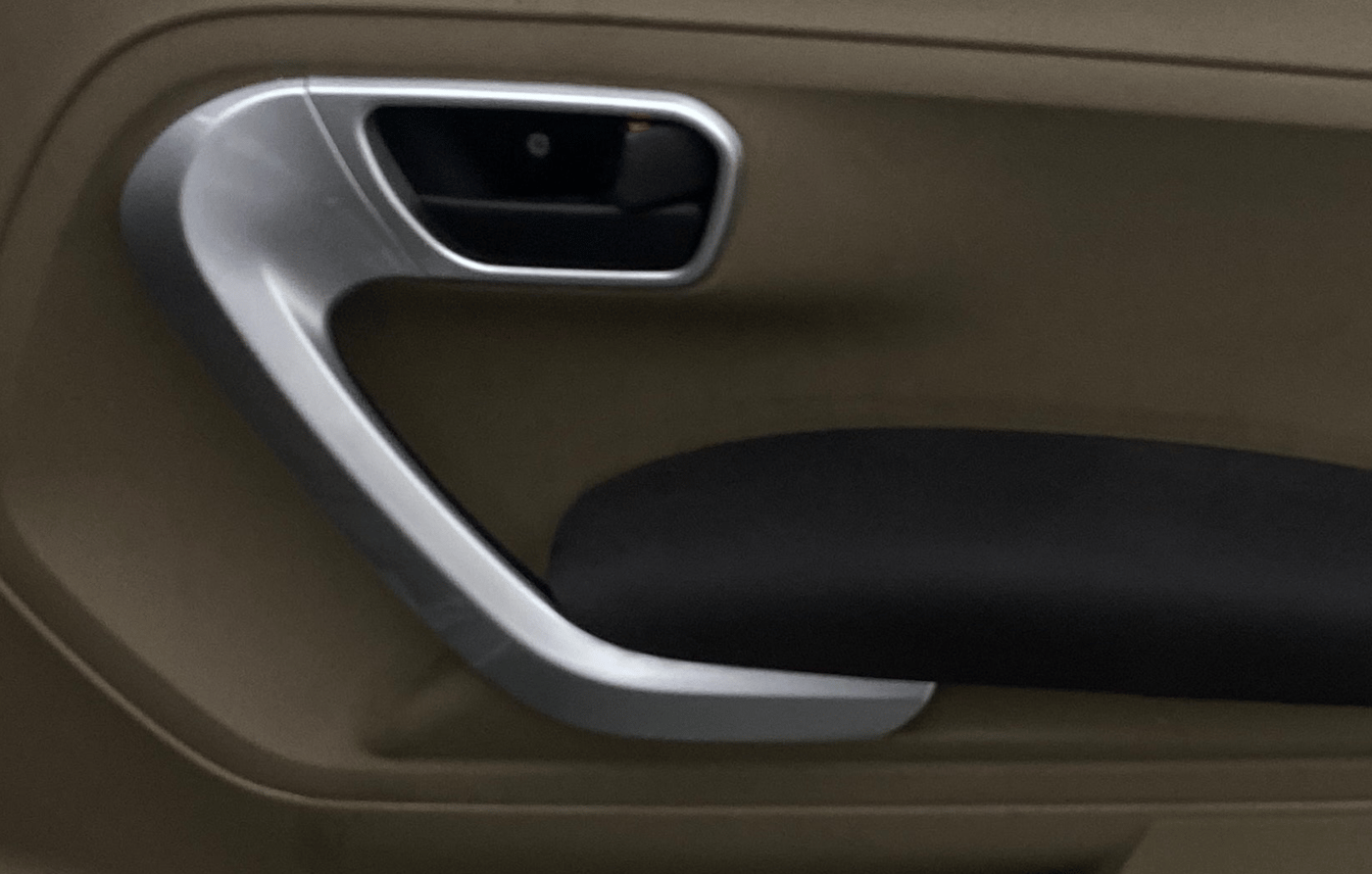 2018 Mahindra TUV300 T8, Diesel, Manual, 1,16,362 km, Driver Side Door Panels Control