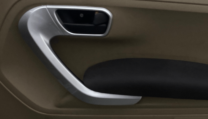 2018 Mahindra TUV300 T8, Diesel, Manual, 1,16,362 km, Driver Side Door Panels Control