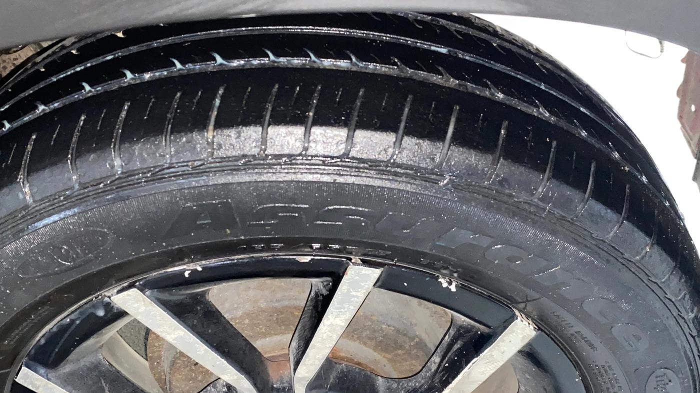 2018 Mahindra KUV 100 NXT K8 P 6 STR, Petrol, Manual, 54,459 km, Left Rear Tyre Tread