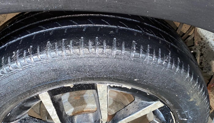 2018 Mahindra KUV 100 NXT K8 P 6 STR, Petrol, Manual, 54,381 km, Right Rear Tyre Tread