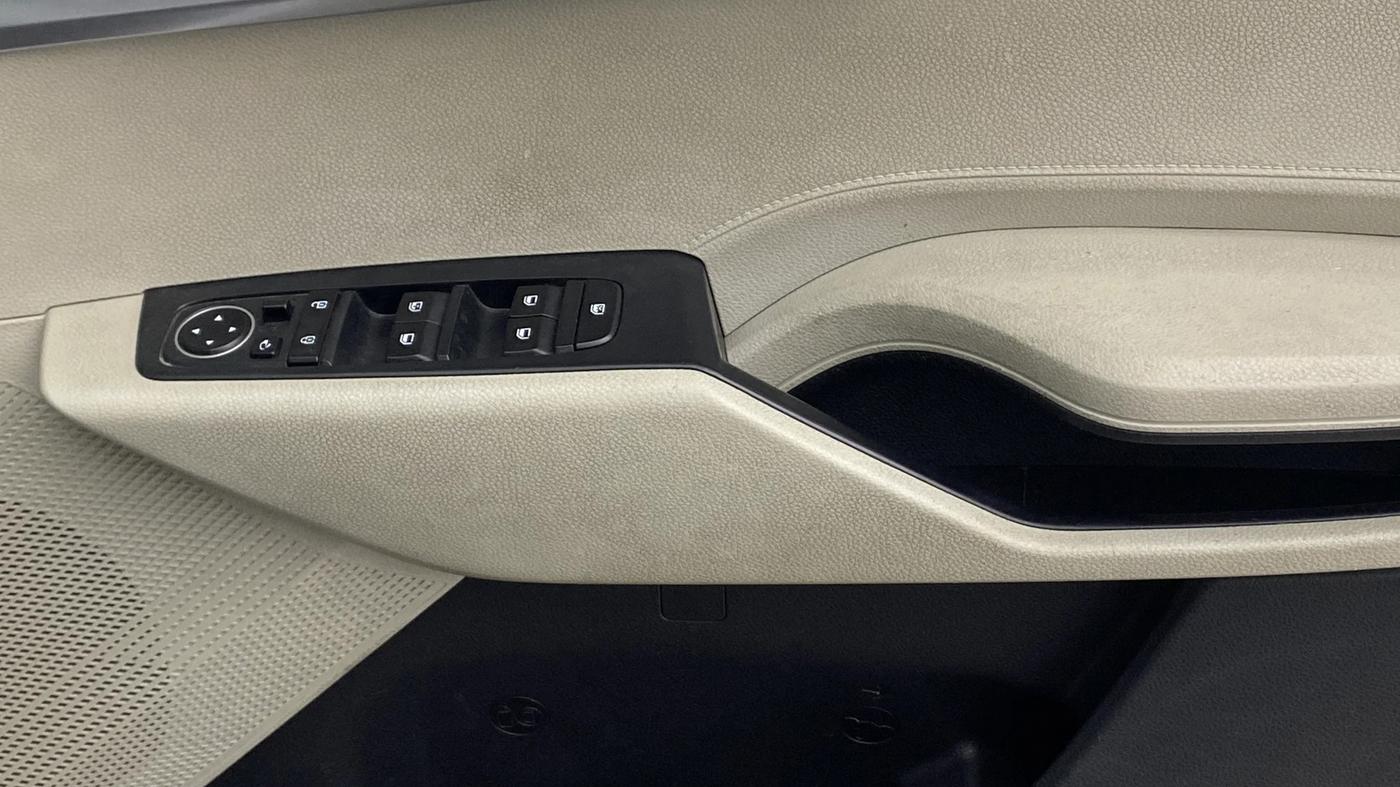 2022 KIA CARENS PRESTIGE PLUS 1.4 PETROL 7 STR, Petrol, Manual, 54,187 km, Driver Side Door Panels Control
