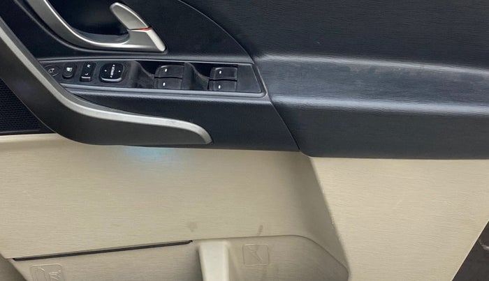 2015 Mahindra XUV500 W10, Diesel, Manual, 1,14,508 km, Driver Side Door Panels Control