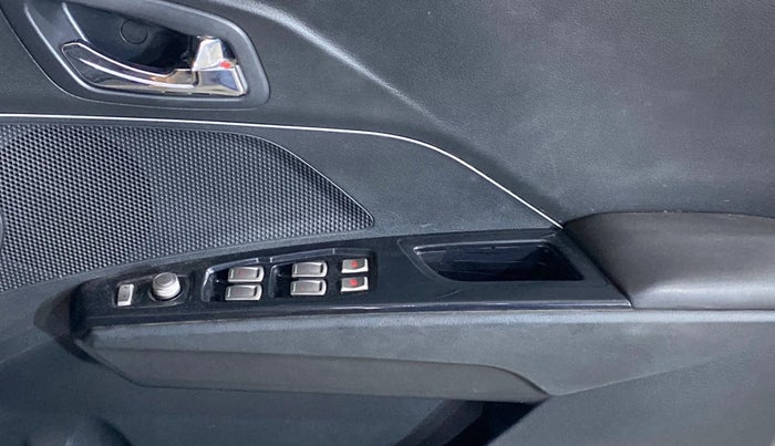 2023 Mahindra XUV300 W8(O) 1.2 PETROL DUAL TONE, Petrol, Manual, 58,758 km, Driver Side Door Panels Control