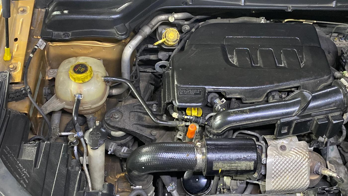 2023 Mahindra XUV300 W8(O) 1.2 PETROL DUAL TONE, Petrol, Manual, 58,758 km, Engine View - Right