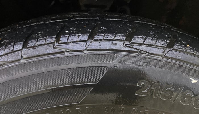 2017 Hyundai Creta SX (O) 1.6 DIESEL, Diesel, Manual, 1,04,813 km, Right Front Tyre Tread