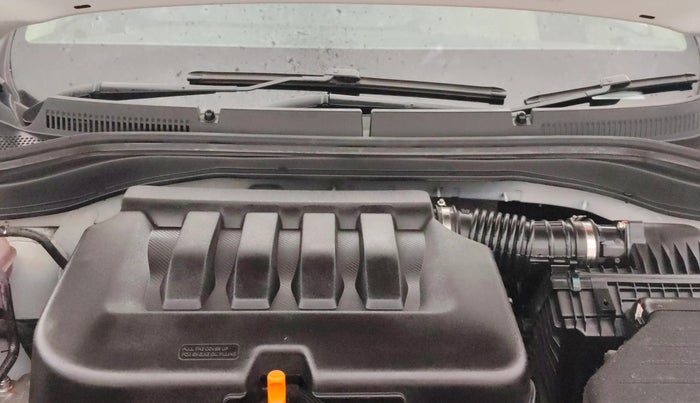 2022 Mahindra XUV700 MX P MT 5 STR, Petrol, Manual, 12,995 km, Engine View