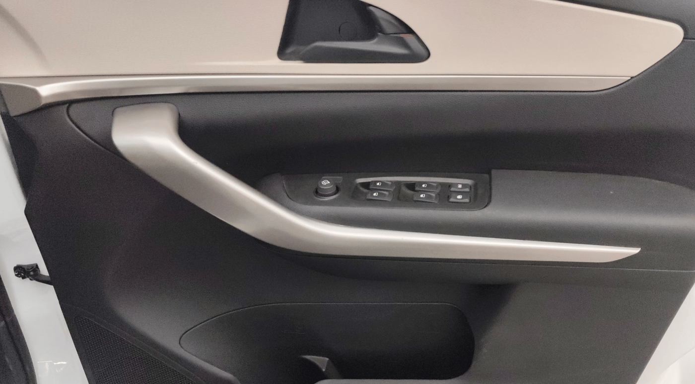 2022 Mahindra XUV700 MX P MT 5 STR, Petrol, Manual, 12,995 km, Driver Side Door Panels Control