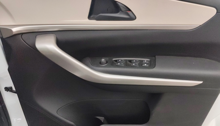 2022 Mahindra XUV700 MX P MT 5 STR, Petrol, Manual, 12,995 km, Driver Side Door Panels Control