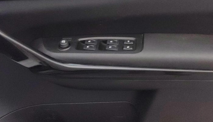 2022 Mahindra XUV700 AX 5 D AT 7 STR, Diesel, Automatic, 77,516 km, Driver Side Door Panels Control