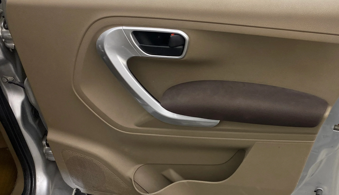 2017 Mahindra TUV300 T8, Diesel, Manual, 70,081 km, Driver Side Door Panels Control