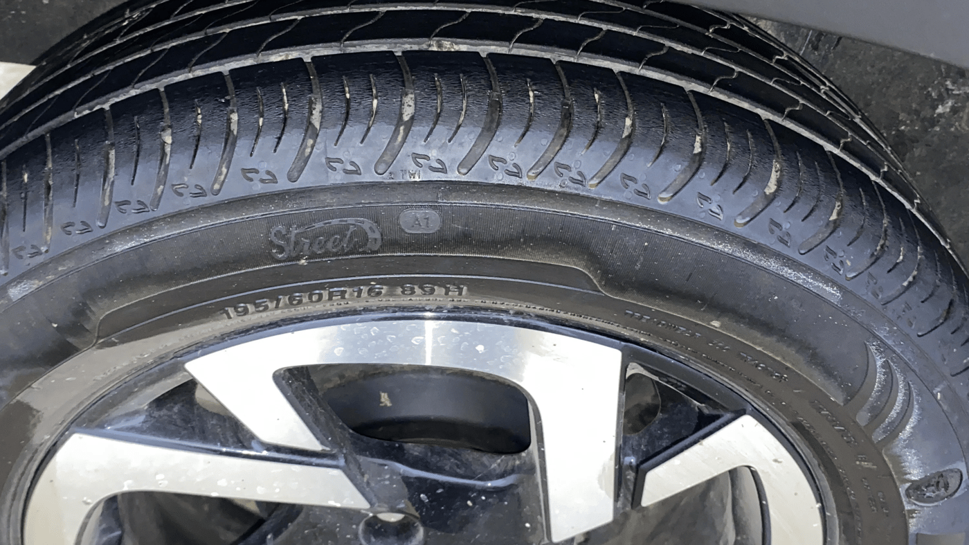 2023 Nissan MAGNITE XV PREMIUM, CNG, Manual, 8,743 km, Right Rear Tyre Tread
