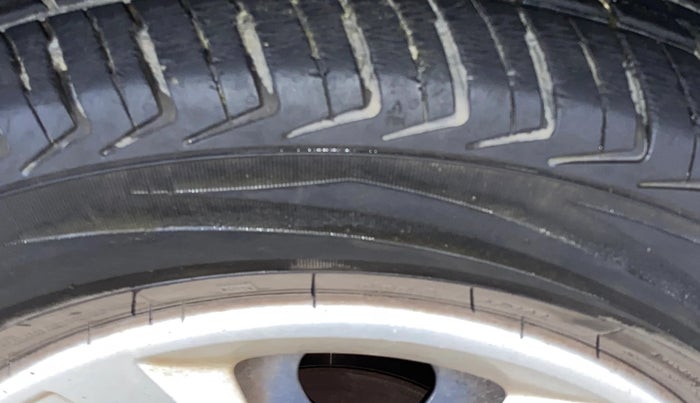 2017 Renault Kwid RXT 1.0 AMT (O), Petrol, Automatic, 29,668 km, Right Front Tyre Tread