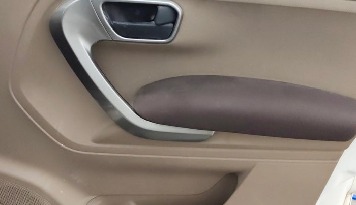 2019 Mahindra TUV300 T10, Diesel, Manual, 61,847 km, Driver Side Door Panels Control