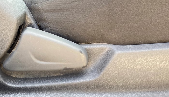 2016 Renault Kwid RXT 0.8, Petrol, Manual, 56,434 km, Driver Side Adjustment Panel