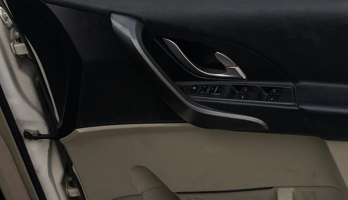 2017 Mahindra XUV500 W6 AT, Diesel, Automatic, 1,28,835 km, Driver Side Door Panels Control