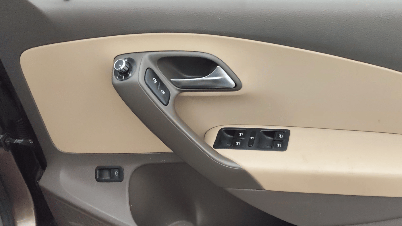 2015 Volkswagen Vento HIGHLINE 1.5 AT, Diesel, Automatic, 1,09,859 km, Driver Side Door Panels Control