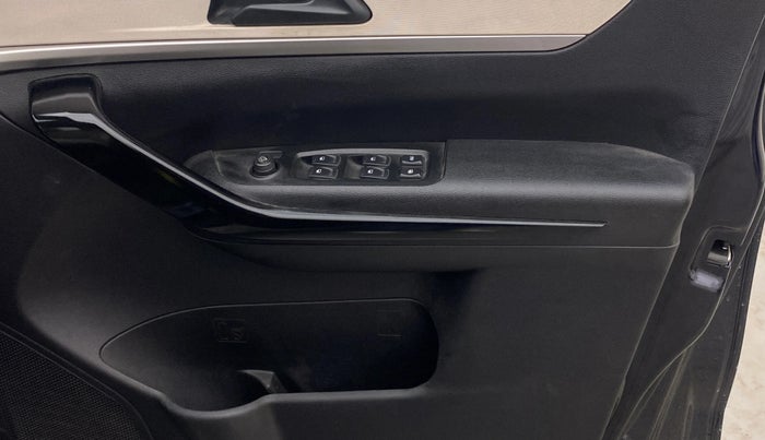 2022 Mahindra XUV700 AX 5 P MT 7 STR, Petrol, Manual, 38,236 km, Driver Side Door Panels Control