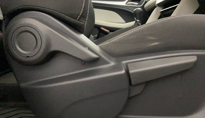 2024 MG ASTOR Select 1.5 MT (Ivory), Petrol, Manual, 11,319 km, Driver Side Adjustment Panel